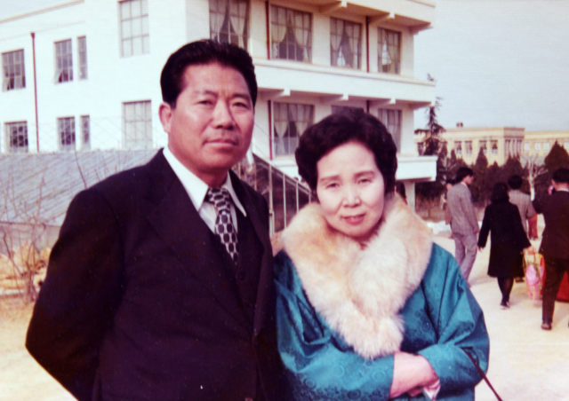아버지 신판쇄와 엄마 공청자의 정다운 한 때 모습. 가족 제공.