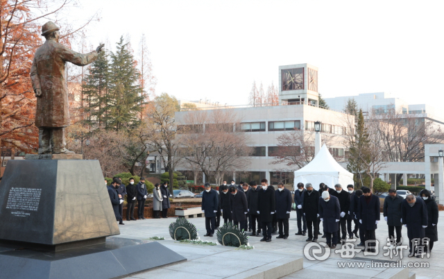 이강덕 포항시장과 백인규 포항시의회 의장 등이 박태준 포스코 회장 서거 11주기를 맞아 포스텍 청암조각공원을 방문해 참배하고 있다. 포항시 제공