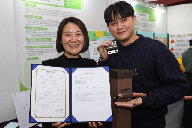 구미대 조경과 박금미(왼쪽) 지도교수와 창업동아리 홍지찬 학생이 특허출원증과 신제품을 보여주며 설명하고 있다. 구미대 제공