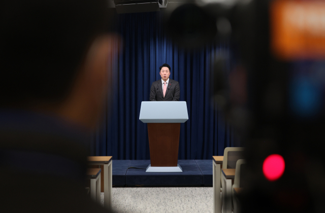 이재명 대통령실 부대변인이 13일 오후 서울 용산 대통령실 청사에서 윤석열 대통령의 국무회의 마무리 발언 등에 대해 브리핑하고 있다. 연합뉴스