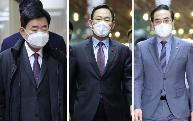 김진표 국회의장(왼쪽부터), 국민의힘 주호영 원내대표, 더불어민주당 박홍근 원내대표가 13일 오후 내년도 예산안 협상을 위해 의장실로 이동하고 있다. 연합뉴스