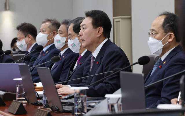 윤석열 대통령이 13일 오전 서울 용산 대통령실 청사에서 국무회의를 주재하고 있다. 왼쪽 두번째부터 이상민 행정안전부 장관, 박진 외교부 장관, 한덕수 국무총리, 윤 대통령, 추경호 경제부총리. 연합뉴스