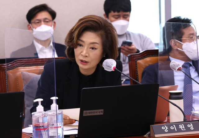 더불어민주당 양이원영 의원이 24일 서울 여의도 국회에서 열린 산업통상자원중소벤처기업위원회 전체회의에서 질의하고 있다. 연합뉴스