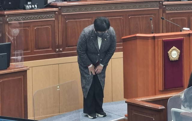 158명이 숨진 이태원 참사와 관련해 막말을 쏟아낸 국민의힘 김미나 경남 창원시의원이 13일 오후 열린 제120회 시의회 제2차 본회의에서 허리 숙여 사과하고 있다. 연합뉴스