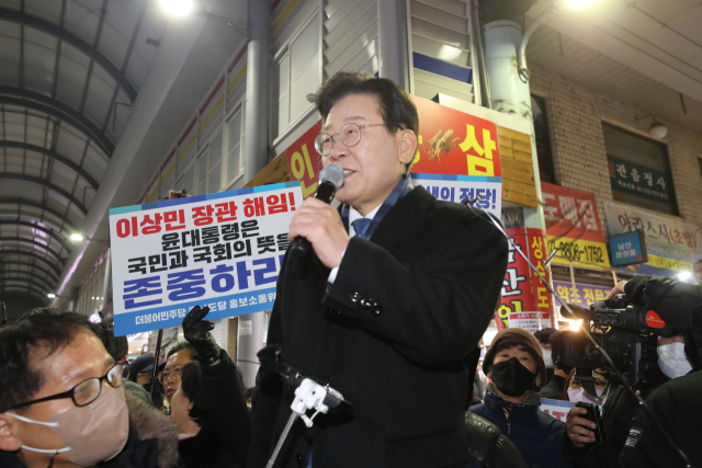 이재명 더불어민주당 대표가 13일 오후 충남 천안시 동남구 천안중앙시장을 찾아 시민들에게 인사를 하고 있다. 연합뉴스