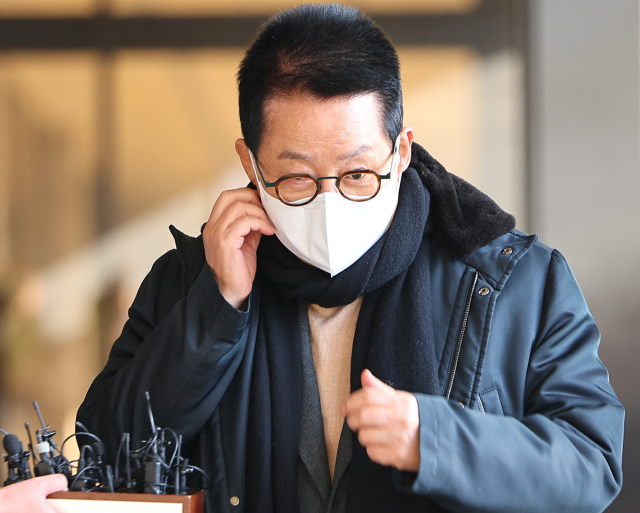 박지원 전 국가정보원장이 14일 오전 서해 공무원 피격 사건 관련 검찰 조사를 받기 위해 서울 서초구 서울중앙지검에 출석, 취재진 질문에 답하기 위해 마스크를 벗고 있다. 박 전 원장은 2020년 9월 해양수산부 공무원 고 이대준 씨가 북한군에 피살됐을 때 당시 상황에 대한 첩보 관련 보고서 등을 무단 삭제한 혐의로 올해 7월 국정원으로부터 고발당했다. 연합뉴스
