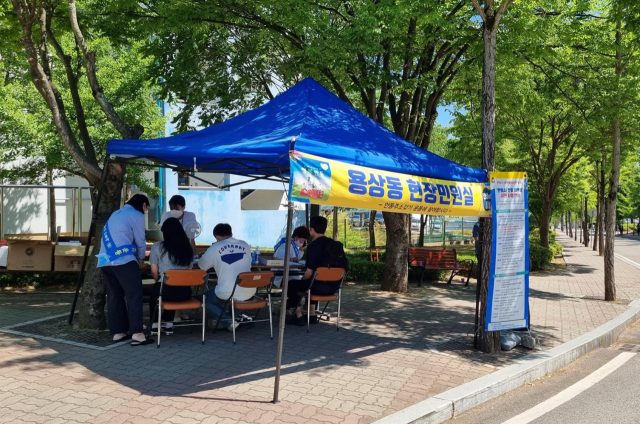 안동시는 인구증가 시책의 하나로 지역 내 3개 대학에 현장민원실을 운영해 대학생들의 전입을 유도했다. 올 해는 627명의 대학생이 전입하는 성과를 거뒀다. 안동시 제공