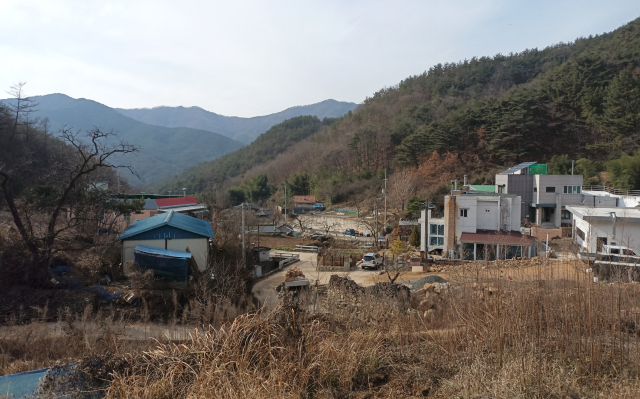 금곡계곡 안쪽에서 본 전경.마을이 동서남 3면이 산으로 둘러 쌓여있고 산봉우리 3개가 마을 가까이 솟아 있어 삼산동(三山洞)이라 했다.