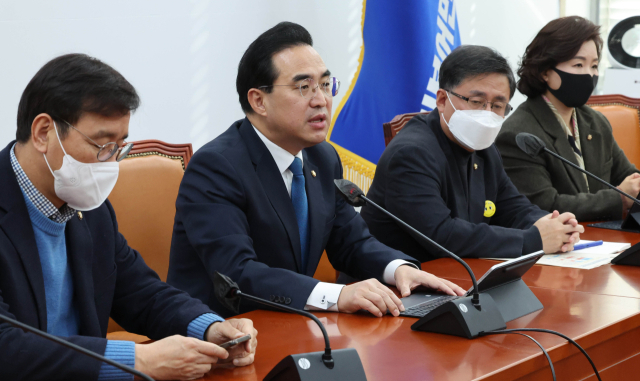 더불어민주당 박홍근 원내대표가 14일 국회 원내대표실에서 기자간담회를 열고 내년도 예산안 협상에 관해 발언하고 있다. 연합뉴스