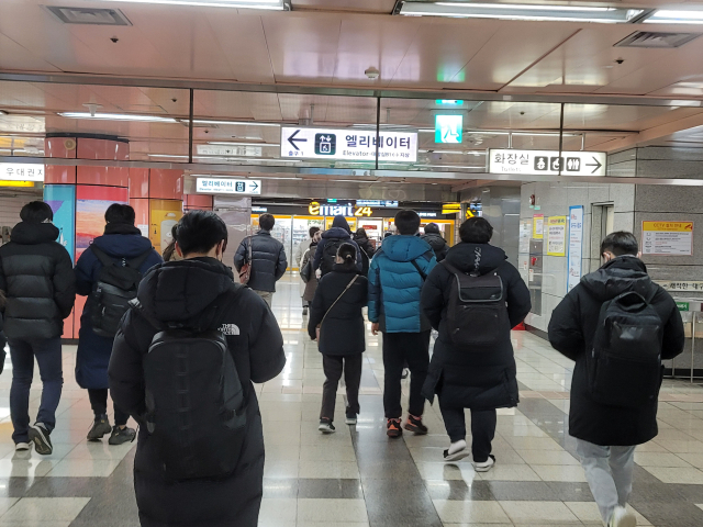 14일 오전 7시 40분쯤 찾은 대구 동구 각산역 역사. 시민들이 롱패딩 등 방한도구로 무장해 출근길에 나서고 있다. 이날 대구의 아침 최저기온은 -6℃로 올겨울 가장 낮은 기온을 기록했다. 박성현 수습기자