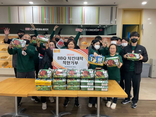 제너시스BBQ 그룹의 치킨대학이 착한기부로 우수요양원에 치킨을 전달하고 사진을 촬영하고 있다. BBQ 제공
