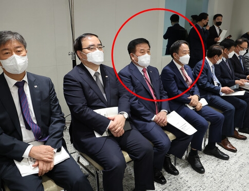 왼쪽부터 김대기 대통령실 비서실장, 김성한 안보실장, 이진복 정무수석, 강승규 시민사회수석, 최영범 홍보수석, 최상목 경제수석, 안상훈 사회수석 등. 빨간원 안이 이진복·강승규 수석. 연합뉴스