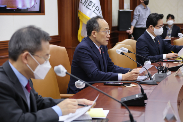 추경호 경제부총리 겸 기획재정부 장관이 14일 정부서울청사에서 열린 비상경제장관회의를 주재하고 있다. 연합뉴스