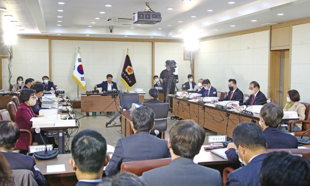 13일 김재용 대구시의회 예산결산특별위원회 위원장이 2023년도 본예산 심사를 진행하며 의사봉을 두드리고 있다. 대구시의회 제공.