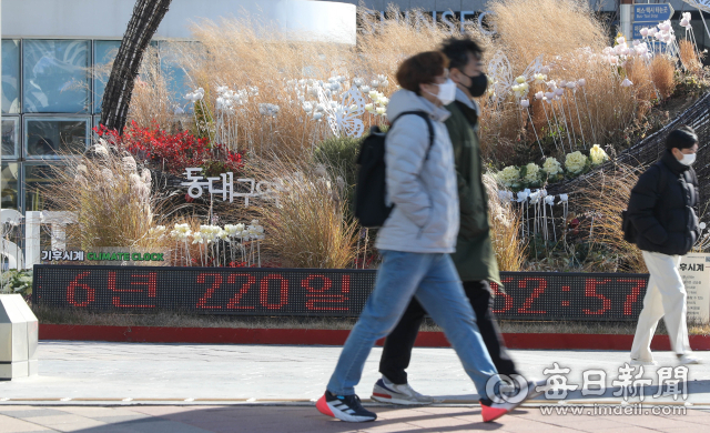 지난 14일 동대구역 광장 기후시계가 지구 온도 1.5℃ 상승까지 남은 시간을 