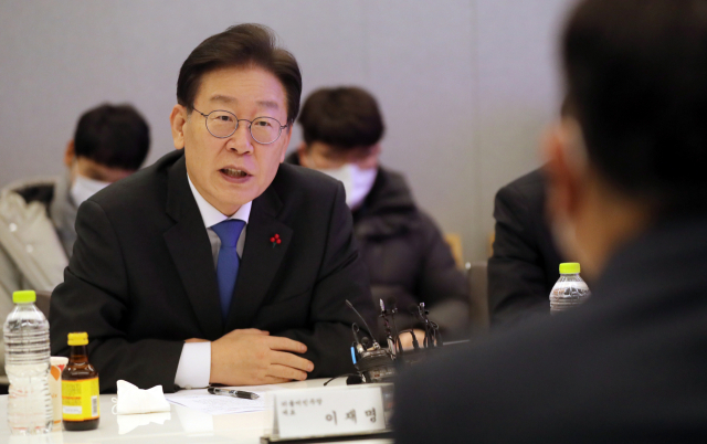 더불어민주당 이재명 대표가 14일 청주 SK하이닉스 공장을 방문해 반도체 산업 경쟁력 강화를 위한 현장 간담회를 하고 있다. 연합뉴스