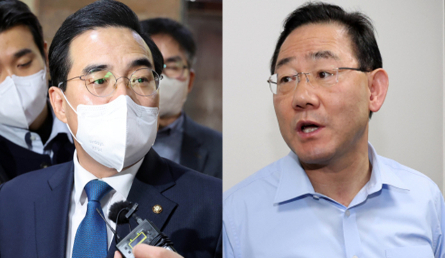 더불어민주당 박홍근 원내대표가 14일 국회 원내대표실에 출근하며 취재진의 질문에 답변하고 있다. (사진 왼쪽)/ 국민의힘 주호영 원내대표가 14일 오후 서울 여의도 국회 의원회관 의원실에서 기자들과 만나 이야기를 나누고 있다. 연합뉴스