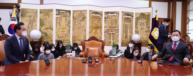 15일 국회 의장실에서 열린 내년도 예산안 협상을 위한 여야 원내대표 회동에서 국민의힘 주호영 원내대표(오른쪽)와 더불어민주당 박홍근 원내대표가 김진표 국회의장을 기다리고 있다. 연합뉴스
