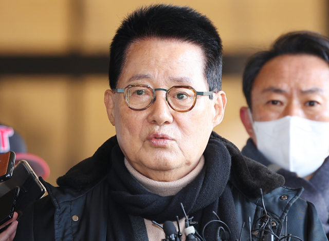 박지원 전 국가정보원장이 14일 오전 서해 공무원 피격 사건 관련 검찰 조사를 받기 위해 서울 서초구 서울중앙지검에 출석, 취재진 질문에 답하고 있다. 박 전 원장은 2020년 9월 해양수산부 공무원 고 이대준 씨가 북한군에 피살됐을 때 당시 상황에 대한 첩보 관련 보고서 등을 무단 삭제한 혐의로 올해 7월 국정원으로부터 고발당했다. 연합뉴스