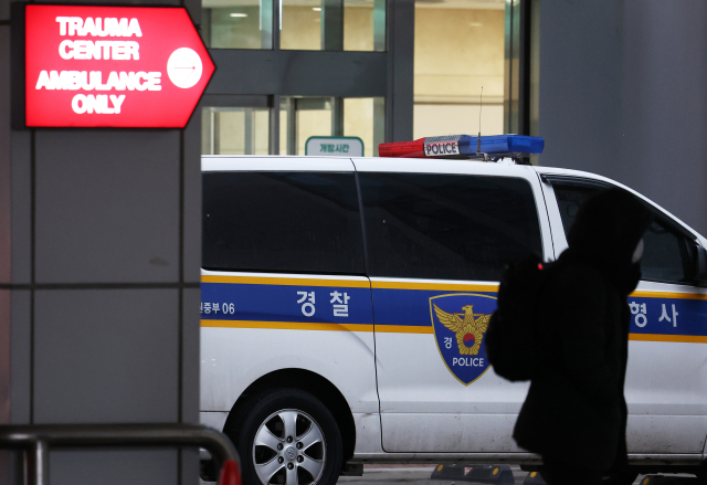 대장동 개발 비리 의혹 사건의 핵심 인물인 김만배 씨가 극단적인 선택을 시도해 병원으로 이송됐다. 15일 경찰 등에 따르면 김씨는 14일 오전 2시께 경기도 수원시 장안구의 한 대학교 인근 도로에 주차된 자신의 차 안에서 흉기로 자신의 목과 가슴 부위를 여러 차례 찔러 자해했다. 사진은 15일 오전 김씨가 이송된 병원 모습. 연합뉴스