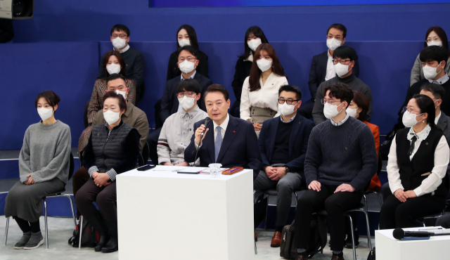 윤석열 대통령이 15일 서울 청와대 영빈관에서 열린 제1차 국정과제 점검회의를 주재하고 있다. 연합뉴스