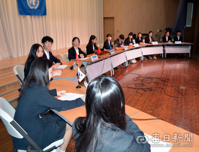 영남삼육중학교 학생들이 15일 교내 강당에서 모의유엔(UN)을 열어 탄소 배출 규제를 의제로 회의를 하고 있다. 김진만 기자