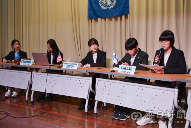 영남삼육중학교 학생들이 15일 교내 강당에서 모의유엔(UN)을 열어 탄소 배출 규제를 의제로 토론을 하고 있는 모습. 김진만 기자