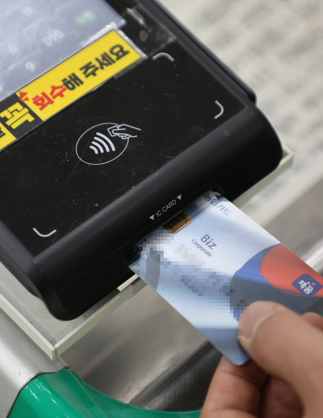 올 1분기 카드 사용액이 전년 동기대비 3.3% 증가했다. 대형마트에서 고객들이 카드로 결제하는 모습. 연합뉴스
