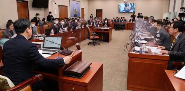 지난 8일 국회 본회의에서 부결된 한국전력공사법(한전법) 일부개정안을 재논의하기 위한 국회 산업통상자원중소벤처기업위원회 전체회의가 15일 서울 여의도 국회에서 열렸다. 윤관석 위원장이 의사봉을 두드리고 있다. 연합뉴스
