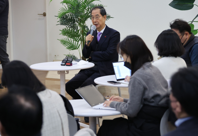 한덕수 국무총리가 15일 정부서울청사에서 출입 기자들과 만나 백브리핑을 하고 있다. 연합뉴스