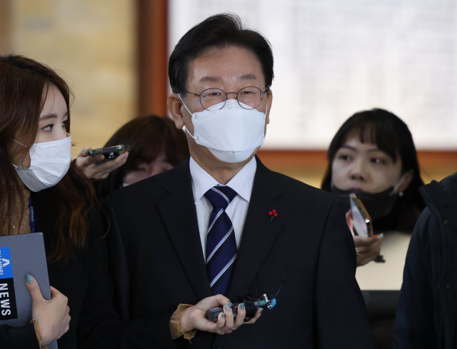 더불어민주당 이재명 대표가 15일 오후 국회에서 열린 의원총회에 참석하고 있다. 연합뉴스
