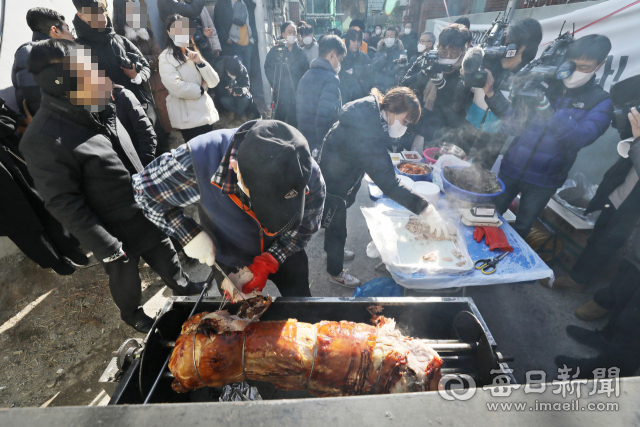 15일 대구 북구 대현동 이슬람사원 공사장 앞에서 이슬람사원 건립을 반대하는 주민들이 돼지고기를 구워 먹으며 연말 큰잔치를 하고 있다. 김영진 기자 kyjmaeil@imaeil.com
