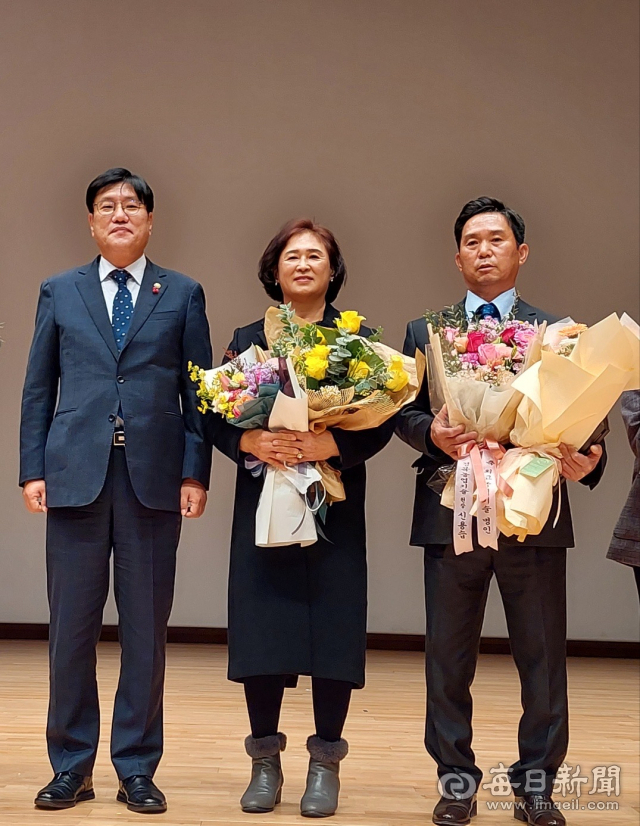 경산시 이윤도(오른쪽) 경복육종원 대표가 15일 농촌진흥청이 주관하는 대한민국 최고농업기술명인(과수 부문)으로 선발됐다. 경산시 제공