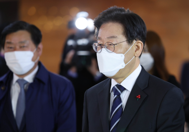 더불어민주당 이재명 대표가 15일 오후 국회에서 열린 의원총회에 참석하고 있다. 연합뉴스