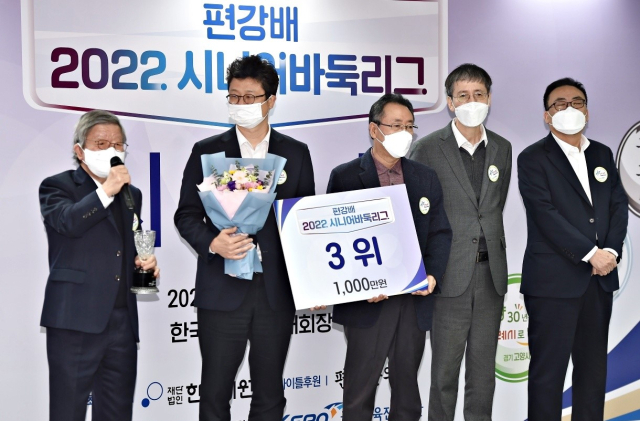 편강배 2022 시니어바둑리그에서 최종 3위를 차지한 스타 영천팀 감독(맨 왼쪽)과 선수들. 영천시 제공