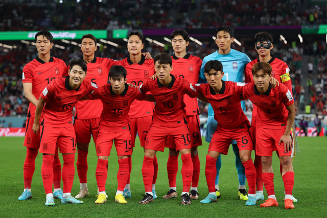 3일 오전(한국시간) 카타르 알라이얀의 에듀케이션 시티 스타디움에서 열린 2022 카타르 월드컵 조별리그 H조 3차전 대한민국과 포르투갈 경기. 우리 대표팀 선수들이 경기 전 팀포토를 촬영하고 있다. 연합뉴스