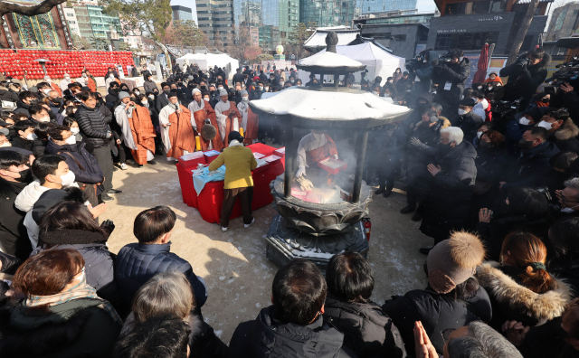 16일 오전 서울 종로구 조계사 대웅전 앞에서 열린