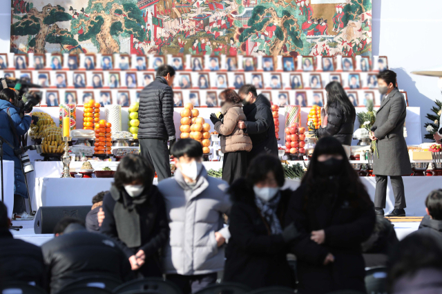 이태원 참사 발생 49일째인 16일 오전 서울 종로구 조계사 대웅전 들머리에서