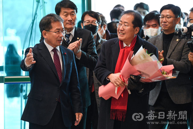 16일 오후 군위군청에 도착한 홍준표(오른쪽) 대구시장이 김진열 군위군수와 함께 청사 안으로 들어가고 있다. 우태욱 기자 woo@imaeil.com