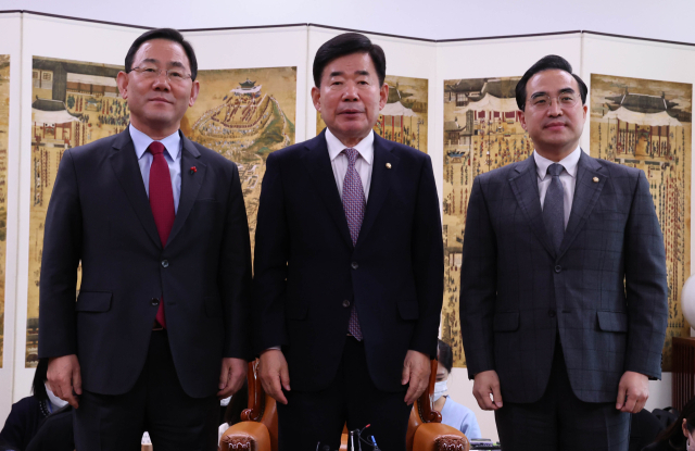 김진표 국회의장이 16일 오후 국회 의장실에서 열린 내년도 예산안 협상을 위한 여야 원내대표 회동에서 여야 원내대표와 함께 기념촬영을 하고 있다. 오른쪽부터 더불어민주당 박홍근 원내대표, 김 의장, 국민의힘 주호영 원내대표. 연합뉴스
