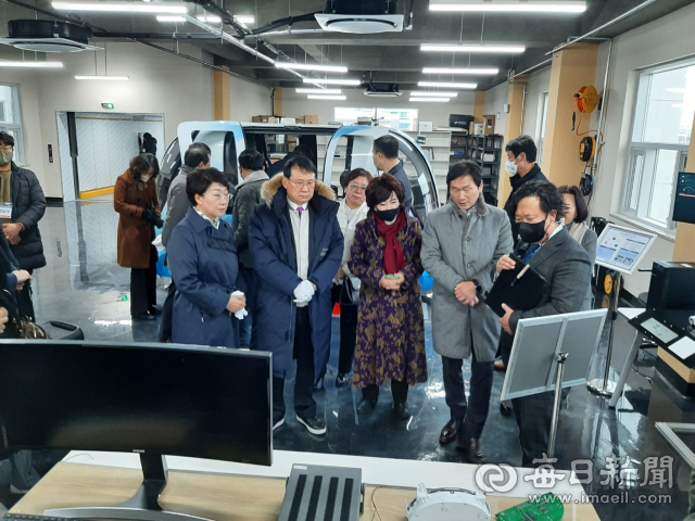16일 개소식을 가진 자율주행셔틀 부품 연구지원센터에서 이달희 경북도 경제부지사, 조현일 경산시장, 윤두현 국회의원 등이 센터 시설을 둘러보고 있다. 김진만 기자