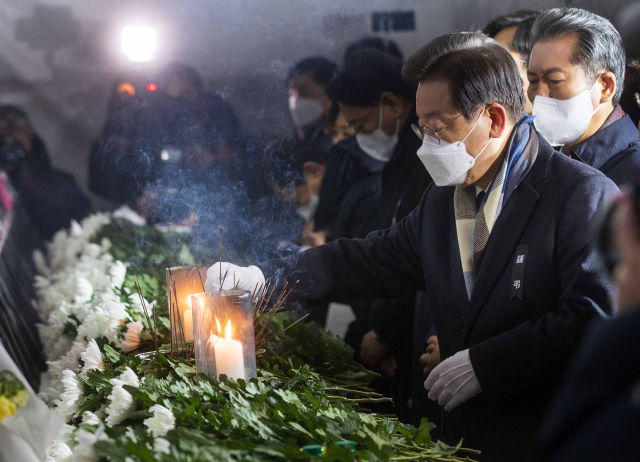 더불어민주당 이재명 대표가 16일 오후 서울 용산구 녹사평역 광장 이태원참사 희생자 시민분향소에 방문해 분향하고 있다. 연합뉴스