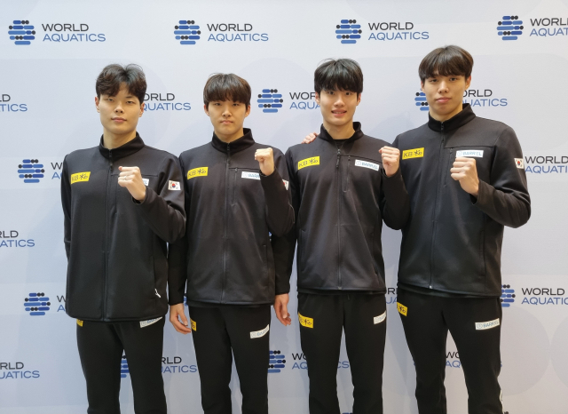 쇼트코스(25m) 남자 계영 800m 한국기록이 16년 만에 새로 쓰였다. 한국 수영대표팀은 16일 호주 멜버른 스포츠 앤드 아쿠아틱 센터에서 열린 2022 국제수영연맹 쇼트코스 세계수영선수권대회 남자 계영 800ｍ 예선에서 황선우(19), 김우민(21·이상 강원도청), 이호준(21·대구광역시청), 양재훈(24·강원도청) 순으로 레이스를 이어가 6분55초24의 한국 신기록을 세웠다. 사진은 남자 계영 800ｍ 대표팀 이호준(왼쪽부터), 김우민, 황선우, 양재훈. 연합뉴스