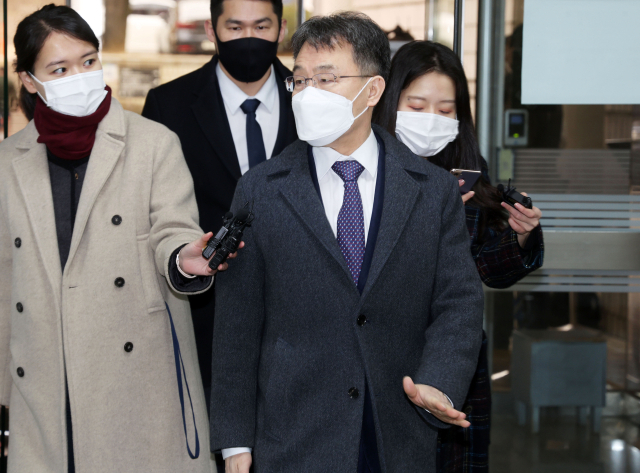 화천대유자산관리 대주주 김만배 씨가 9일 오전 서초구 서울중앙지방법원에서 열린 대장동 개발 사업 로비·특혜 의혹 관련 1심 속행 공판에 출석하고 있다. 연합뉴스