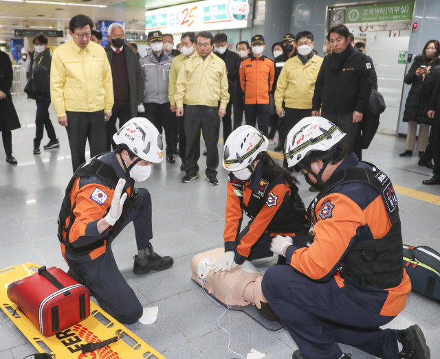 박형준 부산시장과 유관기관 관계자들이 14일 오전 부산불꽃축제가 열리는 광안리해수욕장 인근 도시철도 광안역에서 남부소방서 소방구조대와 화재진압대가 안전사고 발생 상황을 가정해 진행하는 훈련을 참관하며 현장 대응 체계를 점검하고 있다. 연합뉴스