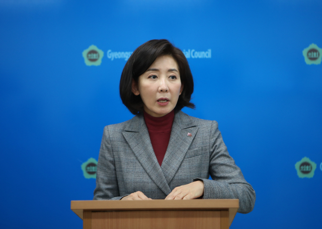 나경원 저출산고령사회위원회 부위원장이 15일 경남도의회에서 열린 경남 지역 기자들과의 간담회에서 기자들 질문에 답하고 있다. 연합뉴스