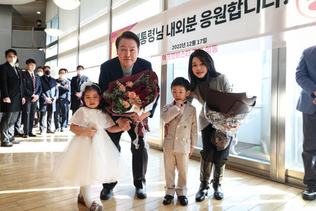 윤석열 대통령과 김검희 여사가 17일 서울 서초동 아크로비스타 사저를 찾아 주민들에게 감사 인사를 전한 뒤 어린이들과 기념촬영을 하고 있다. 대통령실 제공.