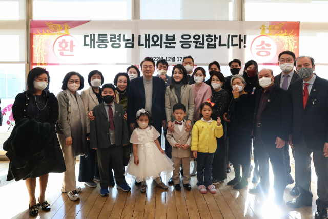 윤석열 대통령과 김검희 여사가 17일 서울 서초동 아크로비스타 사저를 찾아 주민들에게 감사 인사를 전한 뒤 기념촬영을 하고 있다. 대통령실 제공.