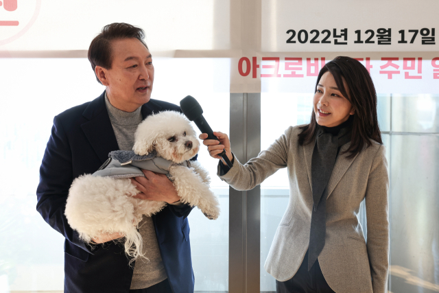 윤석열 대통령과 김검희 여사가 반려견 써니와 함께 17일 서울 서초동 아크로비스타 사저를 찾아 주민들에게 감사 인사를 전하고 있다. 대통령실 제공.