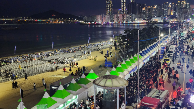 17일 오후 부산 광안리해변 일대에서 열리는 부산불꽃축제를 5분 앞두고 시민들이 유료석 입장을 기다리고 있다. 이날 추운 날씨 탓에 불꽃축제 개막에 시간에 맞춰 입장객이 몰리면서 큰 혼잡을 빚었다. 연합뉴스